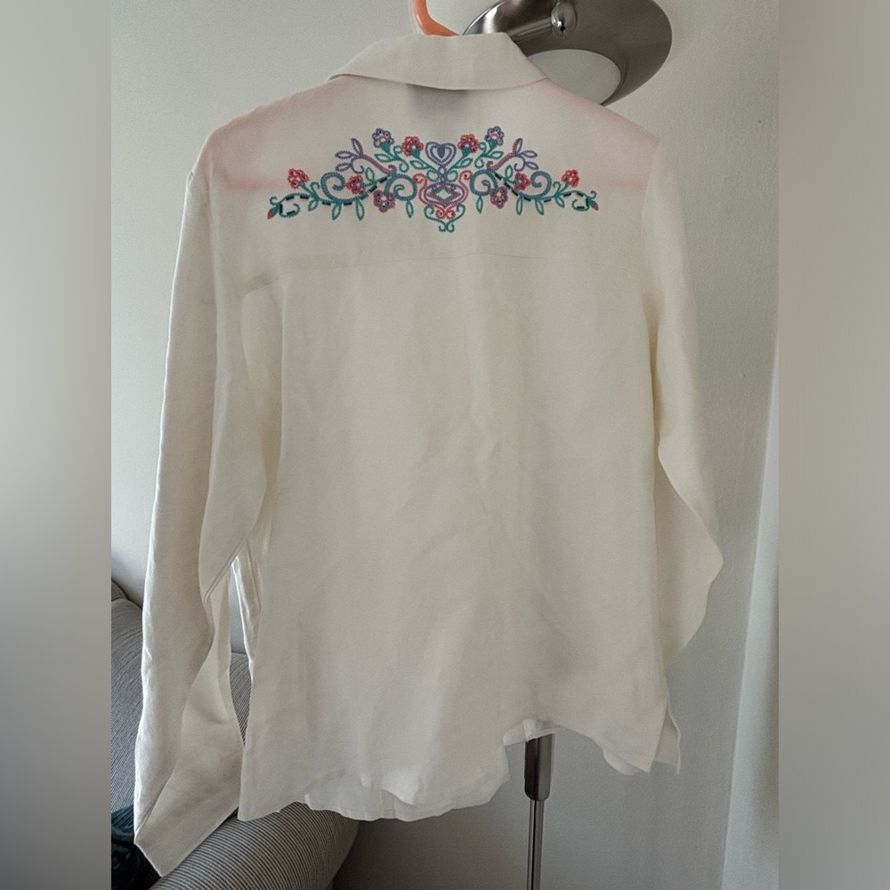 Susan Graver Button Down WHITE Shirt with embroidery in size M. Business Casual